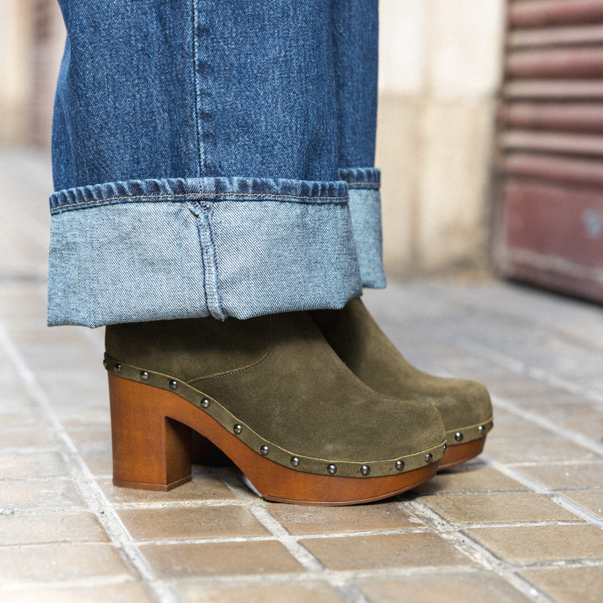 Botines Cannes de serraje verde militar puestos con vaqueros