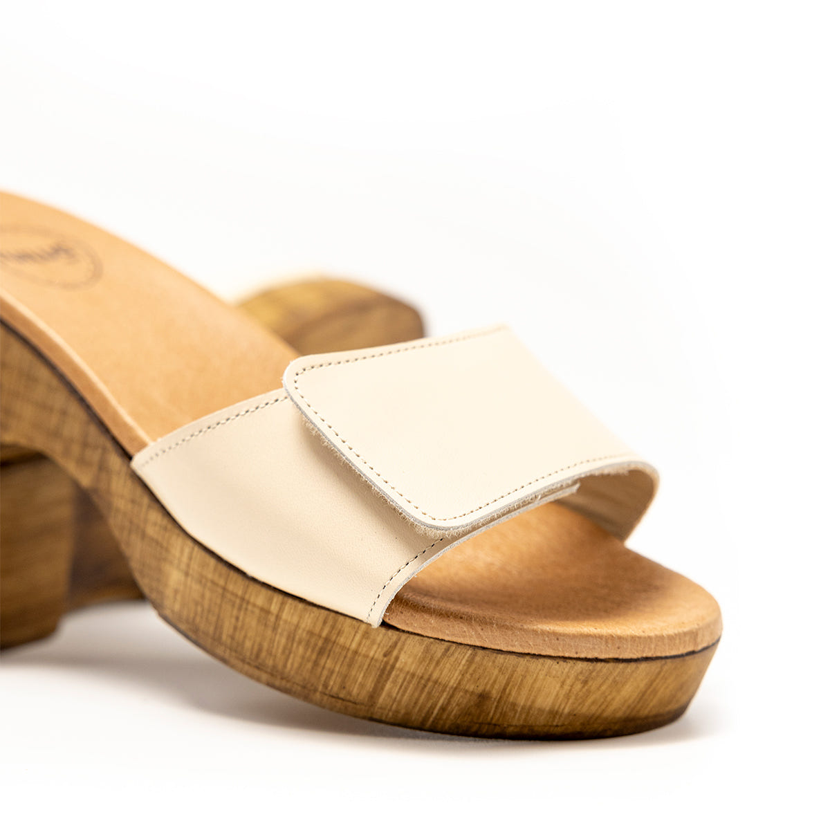 Zueco Bolonia Velcro Piel Crema Tuilus