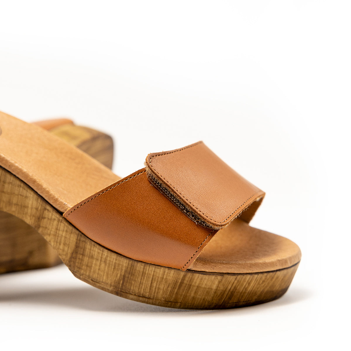 Zueco Bolonia Velcro Piel Caramelo Tuilus