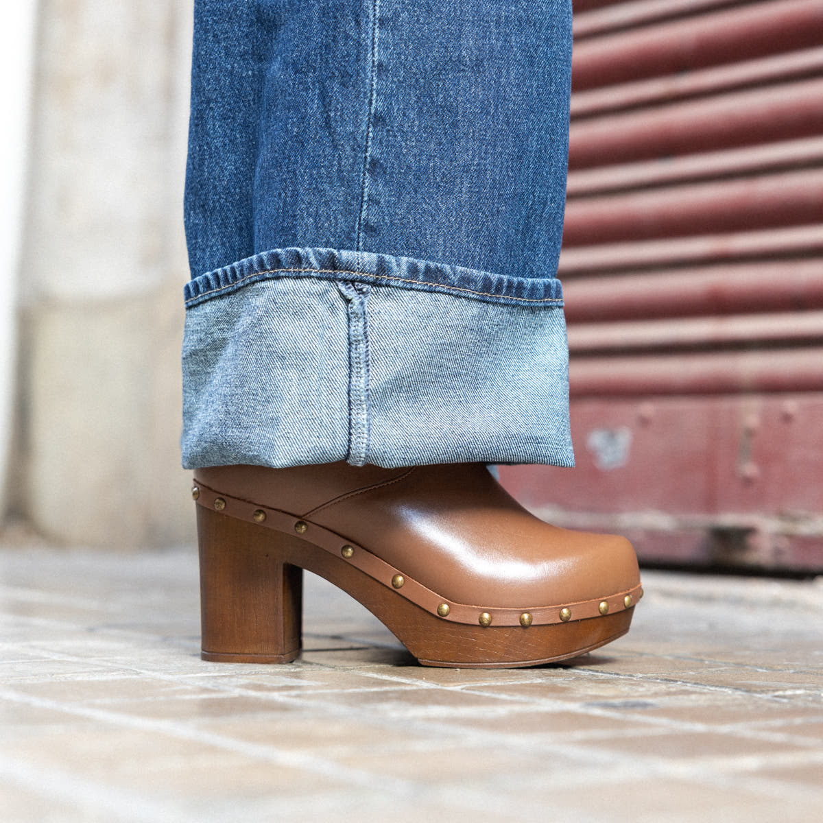 Botines Cannes de piel color cuero puestos con vaqueros