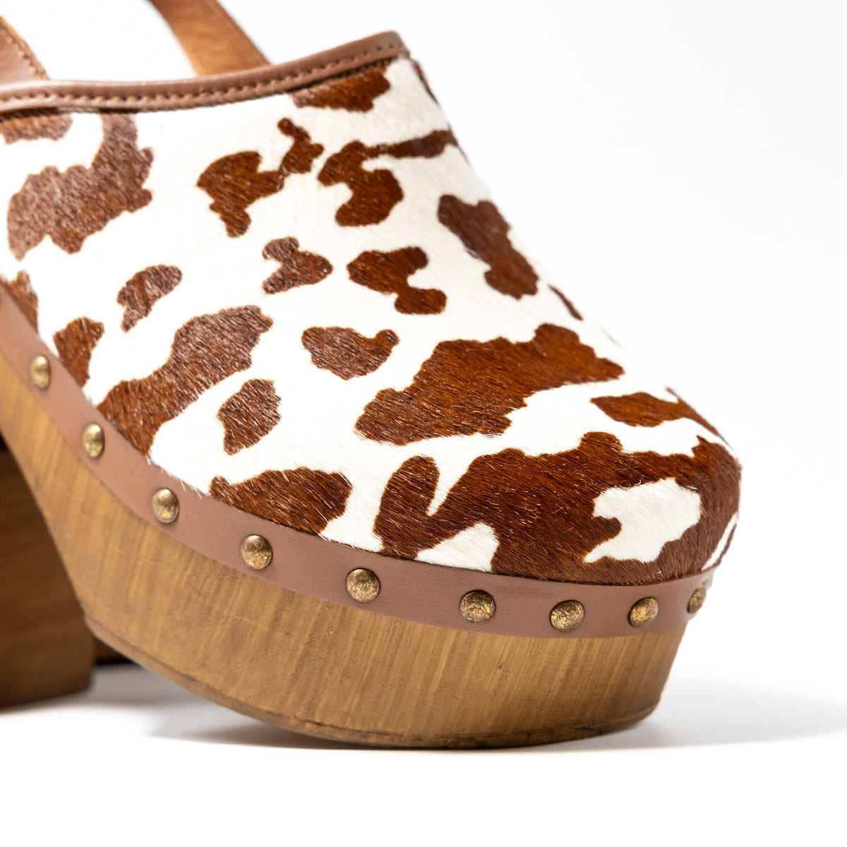 Detalle de la pala de pelo estampado vaca y las tachuelas del zueco Rio Tira