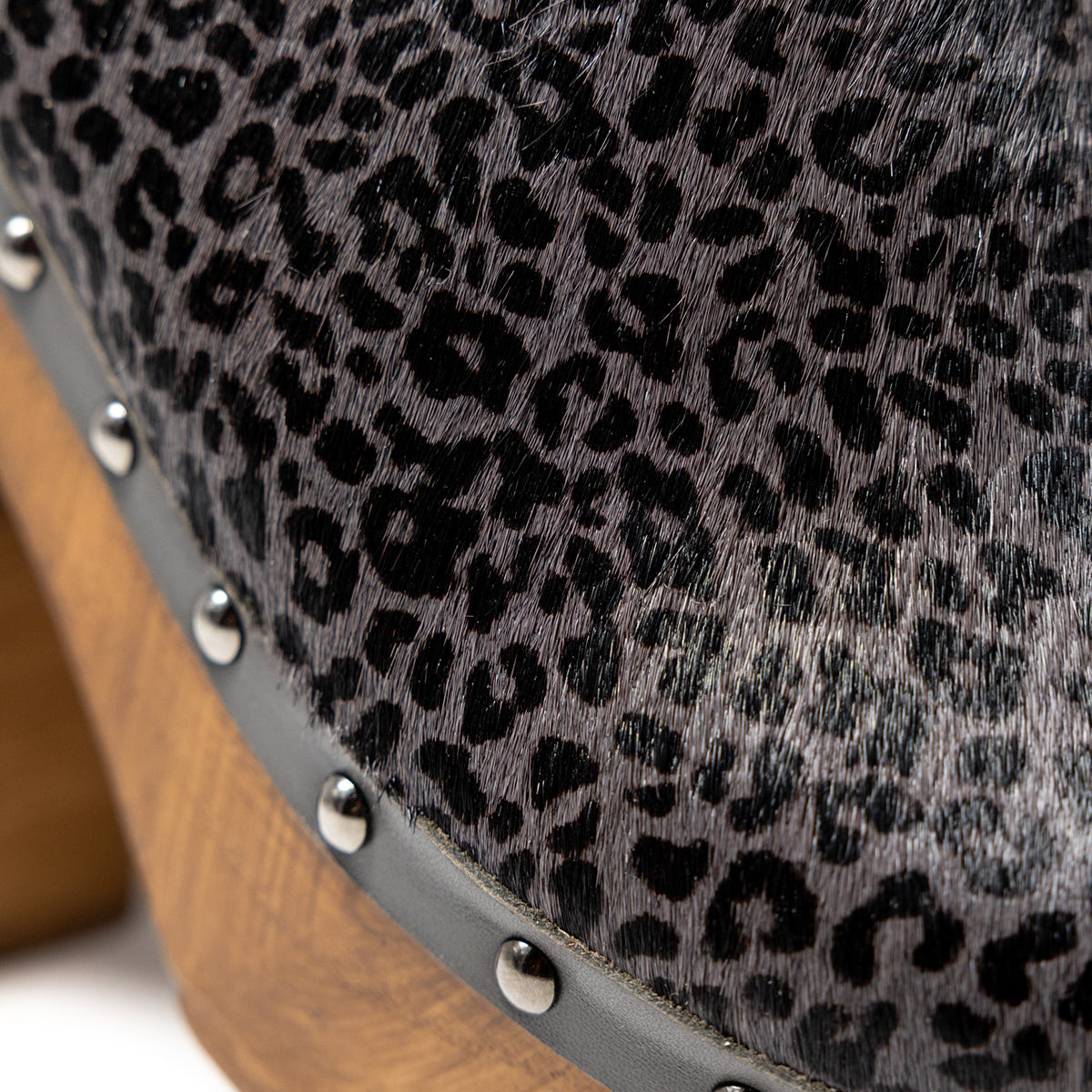Detalle del pelo con estampado pantera en tonos grises